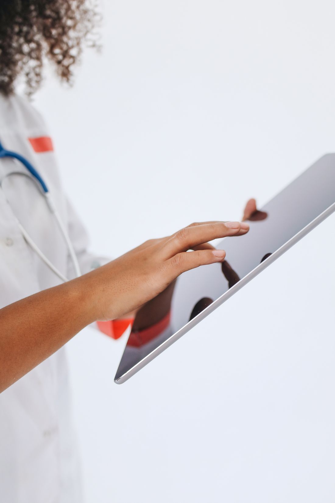 Profesional sanitaria utilizando una tableta digital, imagen ilustrativa de la receta electrónica